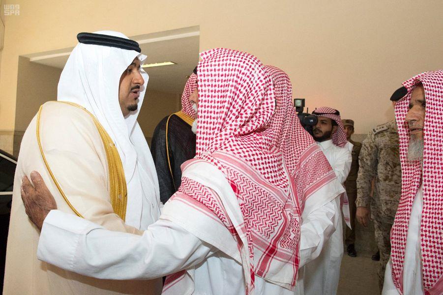 نائب أمير الرياض ينقل تعازي القيادة لأسر الشهيد العتيبي