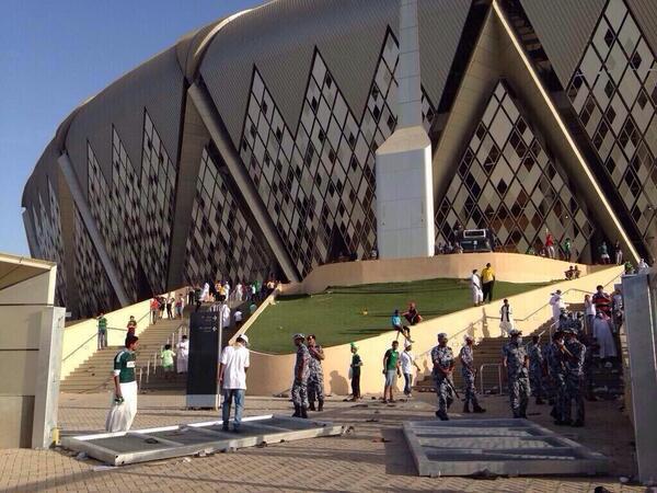 الجماهير تحطم البوابة الثانية لجوهرة الملاعب