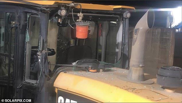 موظف في مرسيدس يحطم 50 سيارة للشركة بجرافة بسبب تسريحه من العمل