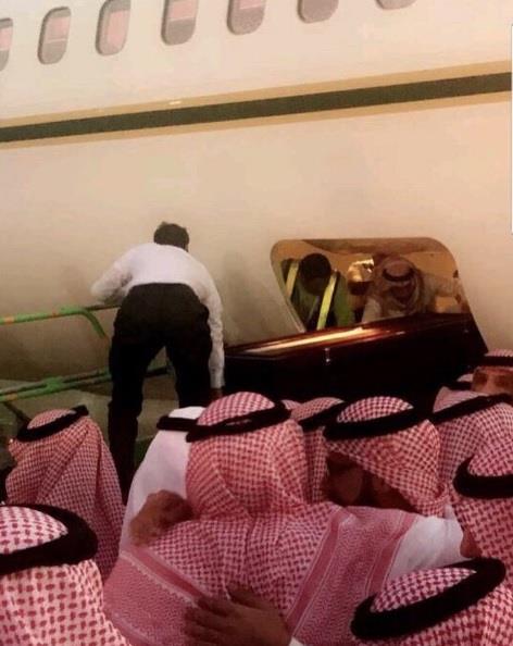 ‏شاهد.. وصول جثمان الأمير منصور للرياض.. ووالده الأمير مقرن في مقدمة مستقبليه