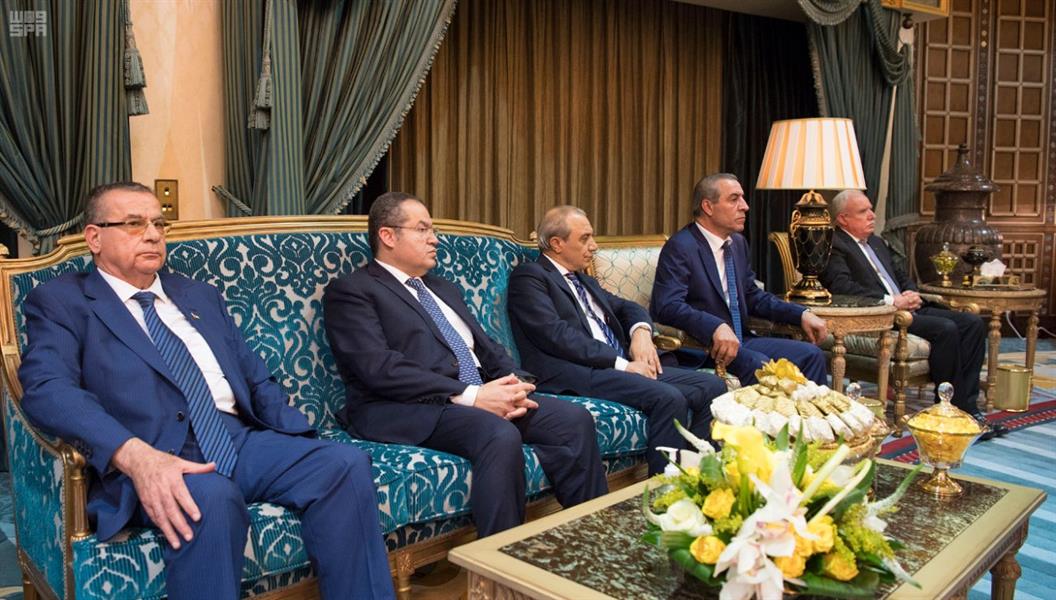 بالصور.. خادم الحرمين يستقبل رئيس فلسطين ويقيم مأدبة غداء تكريما له