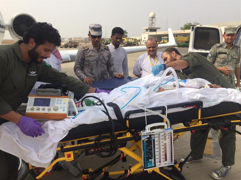 محمد بن نايف يوجّه بطائرة خاصة لنقل جندي مصاب بالحدود لعلاجه بالرياض (صور) محمد بن نايف يوجّه بطائرة خاصة لنقل جندي مصاب بالحدود لعلاجه بالرياض (صور)
