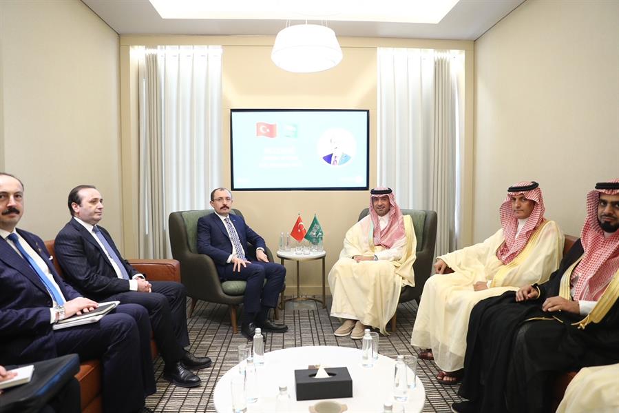 الحقيل يلتقي وزير التجارة التركي وعددًا من ممثلي الشركات المتخصصة بقطاع الإنشاءات