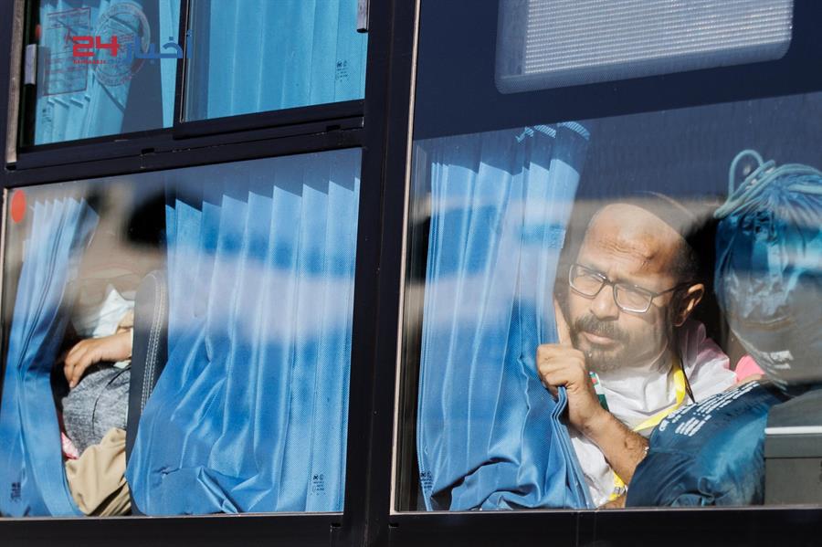 توافد الحجاج إلى مشعر منى لقضاء يوم التروية استعدادا للوقوف بعرفة غدا توافد الحجاج إلى مشعر منى لقضاء يوم التروية استعدادا للوقوف بعرفة غدا