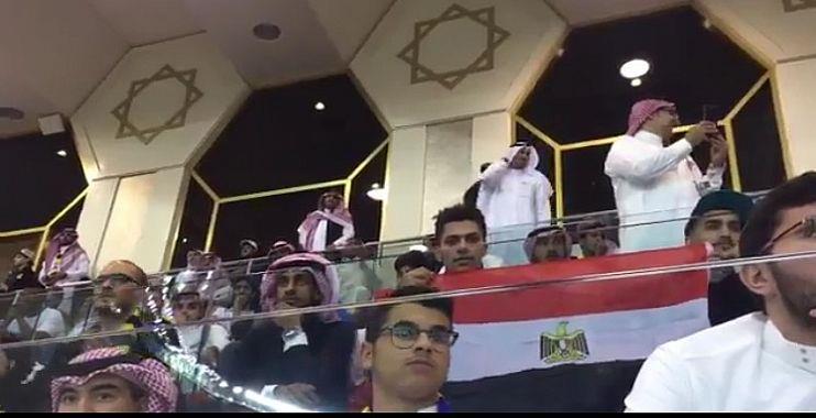 فور تسجيله الهدف الأول للفريق الكروي الأول بنادي الاتحاد في المباراة النهائية التي جمعته مع نادي النصر اتجه المحترف المصري محمود عبدالمنعم “كهربا” إلى زميله المتواجد في المنصة الرئيسية عمار الدحيم الغائب عن المواجهة للإصابة وذلك لتحيته وإهداءه الهدف بعد رفعه علم دولة مصر دعماً له وبث الروح الحماسية لمساعدته في أرضية الملعب لترجيح كفة الفريق الاتحادي والحصول على كأس مسابقة ولي العهد .