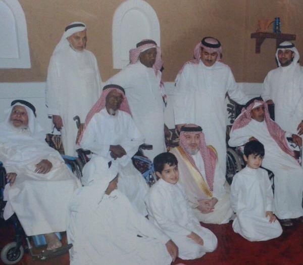 الأمير خالد بن طلال خلال زيارته إلى دار المسنين بالرياض