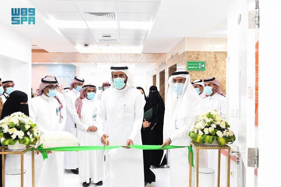 صور.. وزير الصحة يدشن مشروع تحسين وتطوير مركزي الأورام والقلب بتبوك  