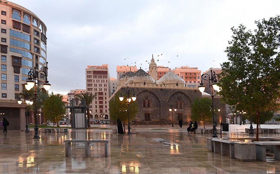 هطول أمطار متوسطة إلى غزيرة في المدينة وجدة.. وتصوير جوي يوثق جريان سيول ينبع