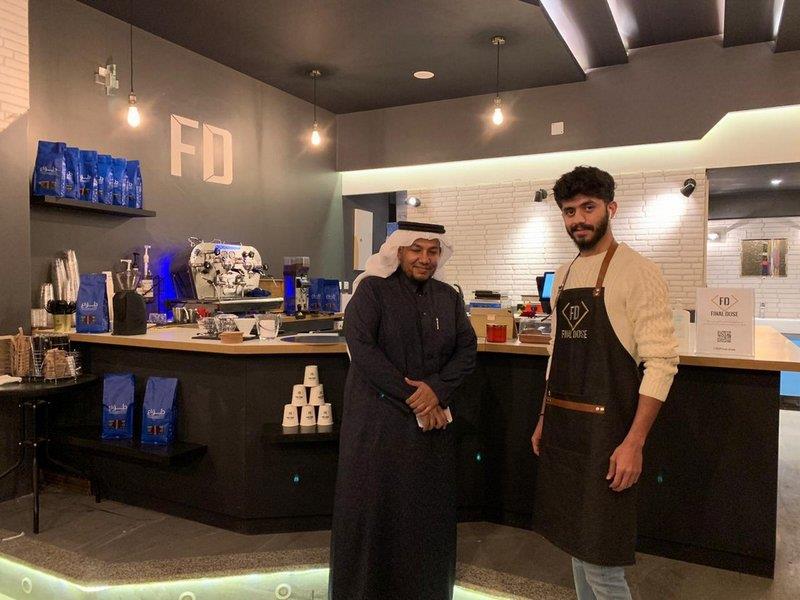 شاب سعودي يعمل ببيع القهوة في تبوك. شاب سعودي يعمل ببيع القهوة في تبوك.