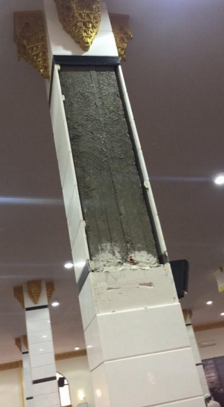 إصابة مصلين إثر سقوط قطع من «الرخام» لأحد أعمدة المساجد في عفيف - صور إصابة مصلين إثر سقوط قطع من «الرخام» لأحد أعمدة المساجد في عفيف - صور