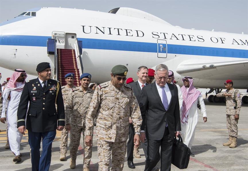 وزير الدفاع الأمريكي في الرياض: صواريخ الحوثيين تجاه المملكة 
