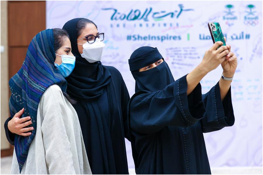 منسوبو اللجنة الأولمبية والبارالمبية بيوم المرأة العالمي 