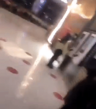 فيديو متداول.. مراهق يلاحق ويتتبع النساء والقاصرات في الشوارع والمولات ويتلفظ عليهن بعبارات خادشة فيديو متداول.. مراهق يلاحق ويتتبع النساء والقاصرات في الشوارع والمولات ويتلفظ عليهن بعبارات خادشة