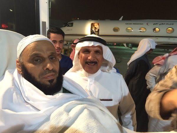 بالصور.. وصول عائض القرني إلى الرياض ونقله إلى مستشفى الحرس لاستكمال العلاج