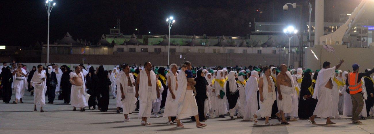 حجاج بيت الله الحرام يتوافدون على منى لرمي جمرة العقبة