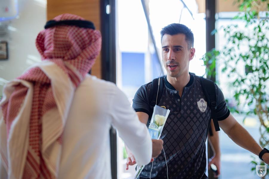 بعثة فريق الطائي تصل بريدة لمواجهة التعاون (صور)