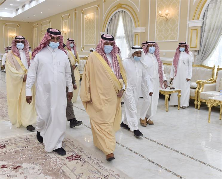  أمير نجران ينقل تعازي القيادة في وفاة الشيخ جابر أبو ساق