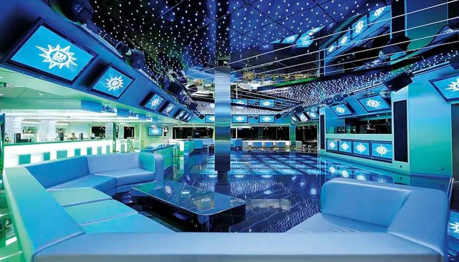  وصول ثاني فندق عائم إلى الدوحة