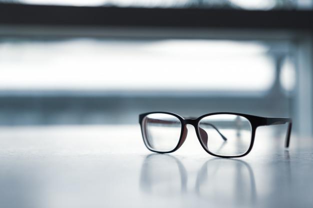 دراسة تكشف رابطًا خفيًا بين ارتداء النظارات وكورونا