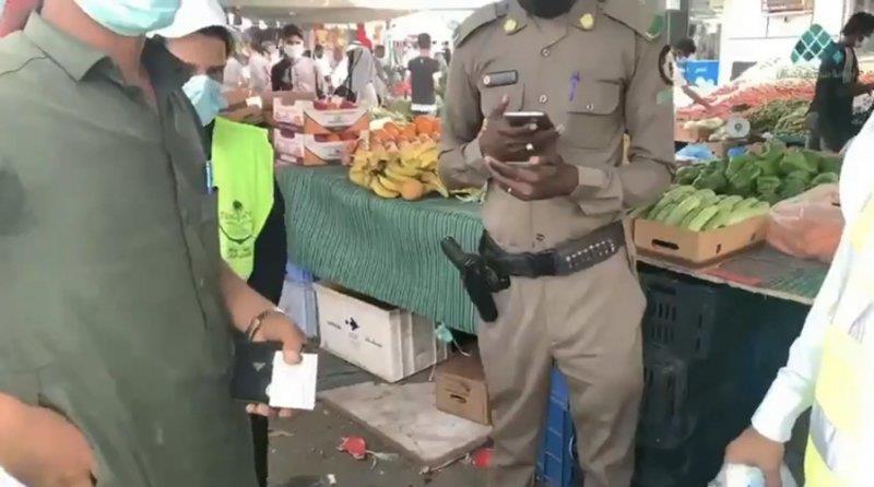 جولة مفاجئة ترصد عدم التقيُّد بلبس الكمامات في السوق الأسبوعي واليومي بـ