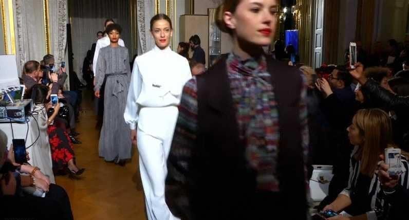 لأول مرة.. عرض للأزياء 