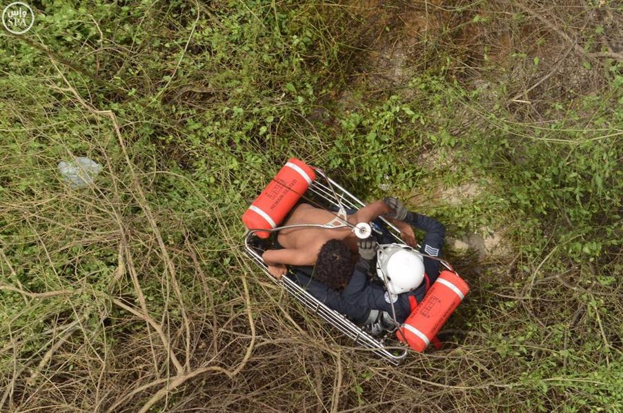 طيران الأمن ينقذ 28 شخصاً احتجزتهم السيول في وادي بيش بجازان