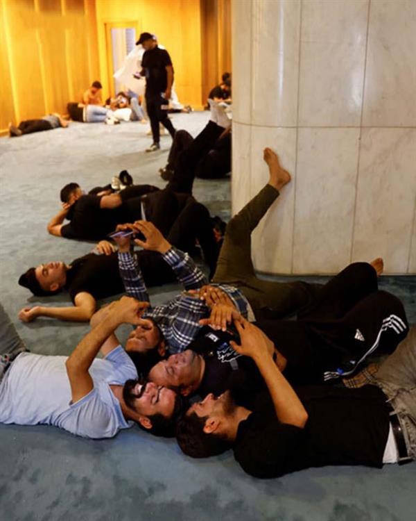 أنصار مقتدى الصدر يفترشون أروقة البرلمان العراقي ويتناولون البطيخ والشاي (صور)