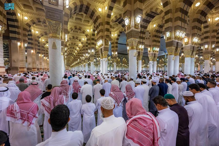 وسط أجواء إيمانية.. قاصدو المسجد الحرام والمسجد النبوي يشهدون ختم القرآن في ليلة 29 (صور) 