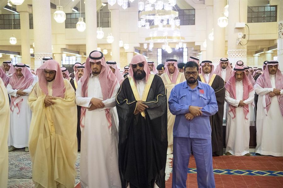 أمير الرياض ونائبه يؤديان الصلاة على الأمير محمد بن عبدالعزيز بن عياف