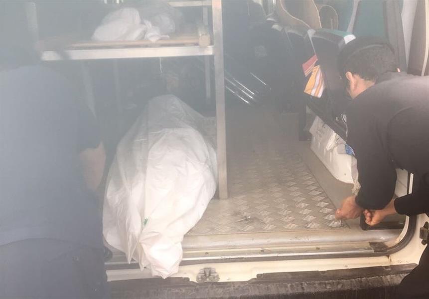 شاهد.. الإطاحة بمهرب يستغل جثامين الموتى لتهريب 