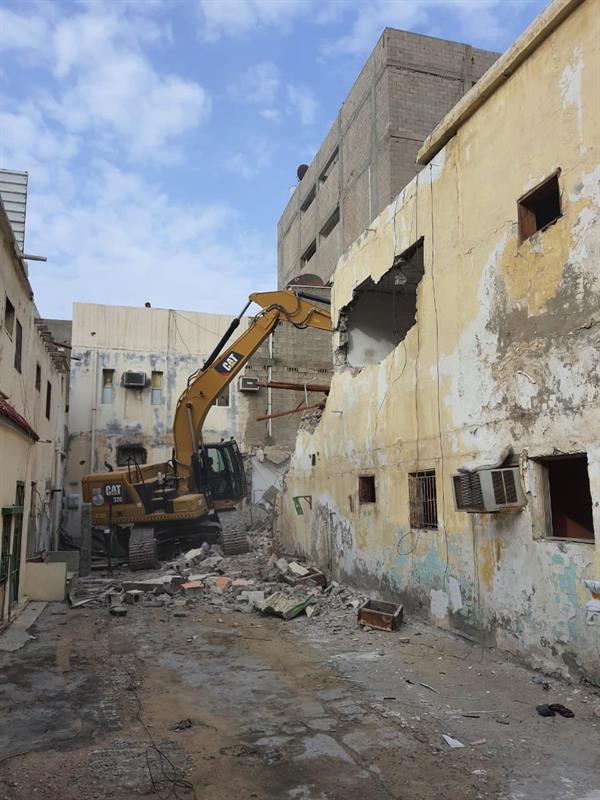 إزالة مبانٍ آيلة للسقوط في الخبر والدمام (صور)