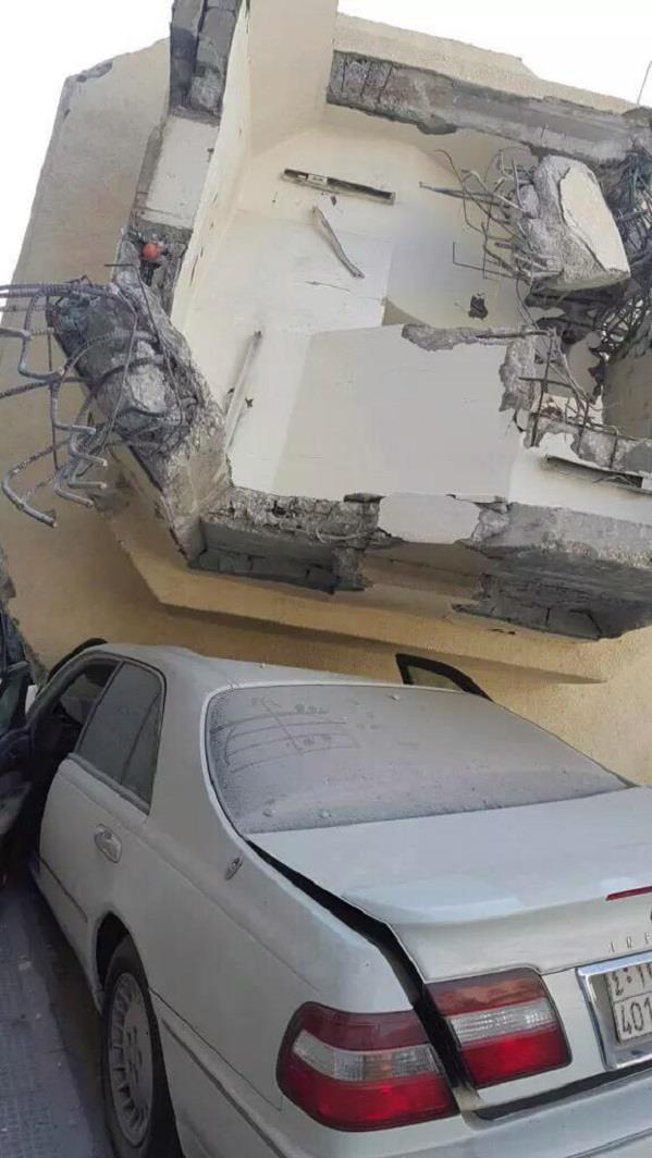 بالفيديو والصور.. تضرر عدد من السيارات بعد سقوط مئذنة مسجد عليها بالخبر