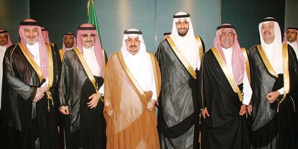 بالفيديو والصور.. خالد بن طلال يحتفل بزفاف نجله ويؤدي عرضة السامري بحضور الأميرين أحمد ومقرن
