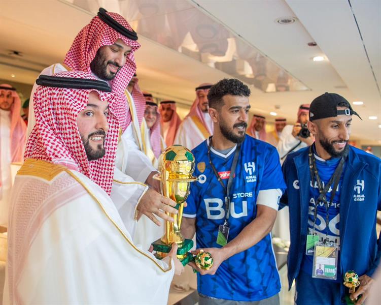 ولي العهد يتوج فريق الهلال بكأس خادم الحرمين