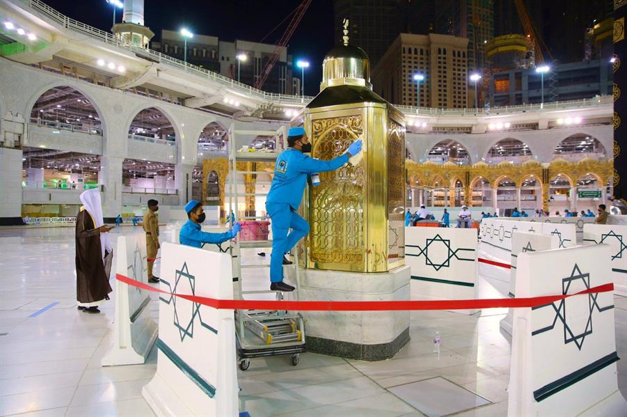 تطهير وتلميع الإطار الخارجي لمقام إبراهيم عليه السلام