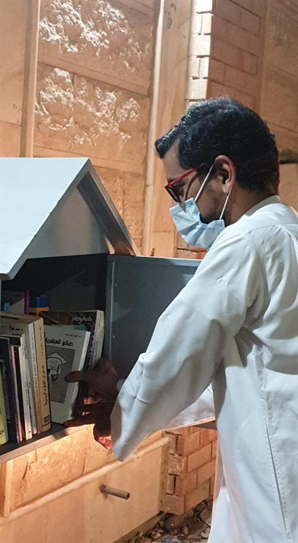 لتعزيز القراءة.. معلم بالقطيف يبتكر فكرة على سور منزله لتبادل الكتب مع الأهالي 