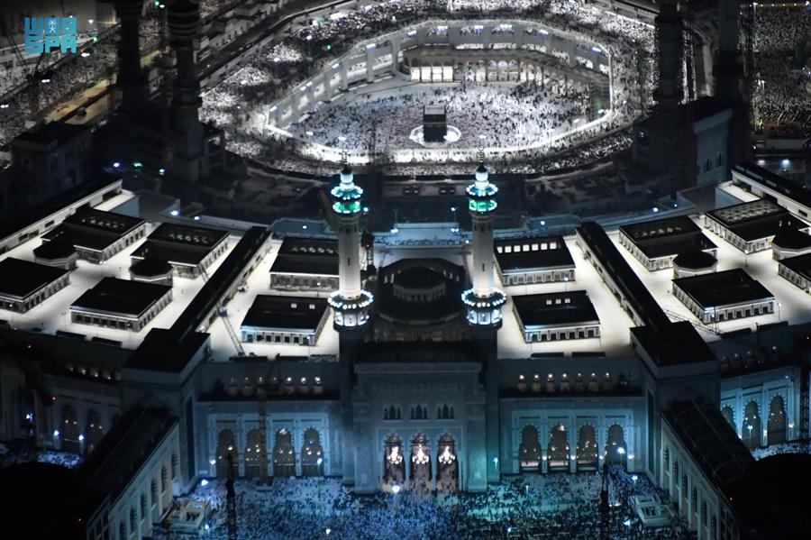 وسط أجواء إيمانية.. قاصدو المسجد الحرام والمسجد النبوي يشهدون ختم القرآن في ليلة 29 (صور) 