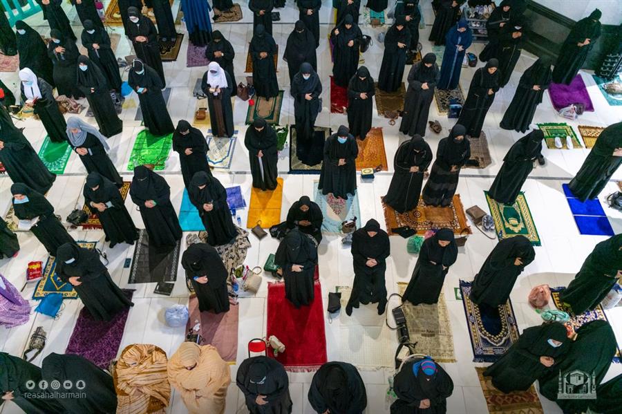 المصلون يشهدون ختم القرآن بالحرمين الشريفين وسط أجواء روحانية المصلون يشهدون ختم القرآن بالحرمين الشريفين وسط أجواء روحانية