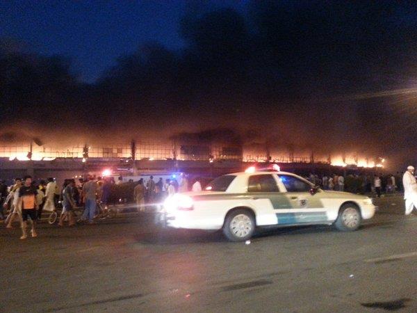 بالفيديو والصور.. اندلاع حريق في مول تجاري بجازان قبل افتتاحه بأيام