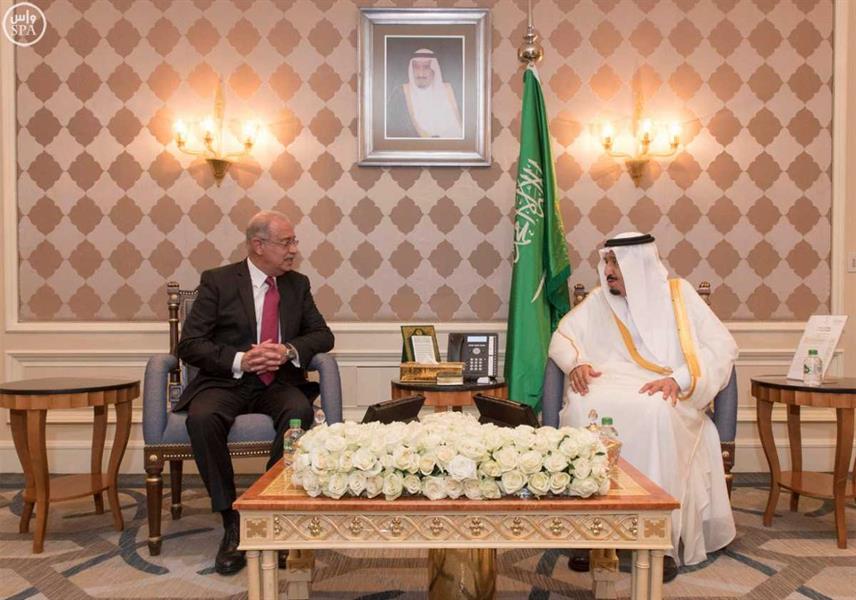 خادم الحرمين يلتقي رئيس الوزراء المصري بمقر إقامته في القاهرة