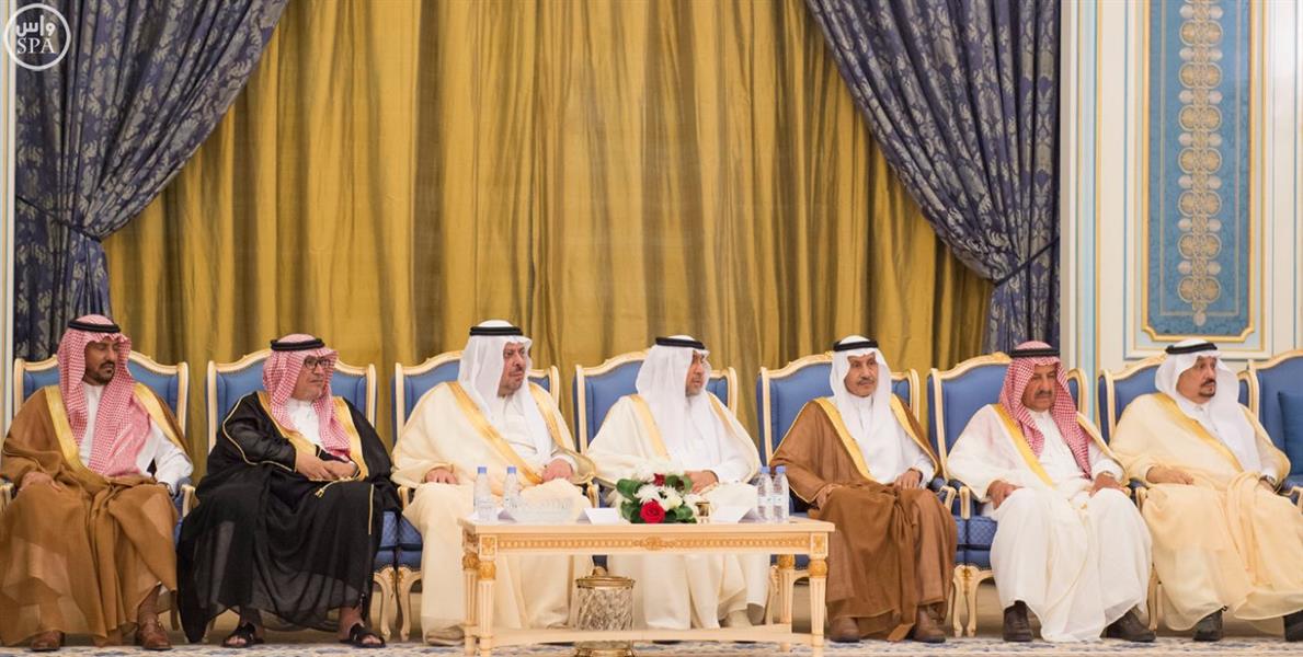 بالصور.. خادم الحرمين يستقبل عدد من الأمراء ومفتي عام المملكة وجموعاً من المواطنين