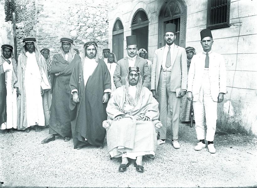 الملك عبدالعزيز مع البعثة الطبية بعد إجرائه عملية بالعين عام 1344هـ