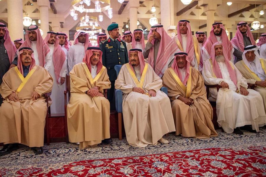 خادم الحرمين يؤدي صلاة الميت على الأمير طلال بن سعود 