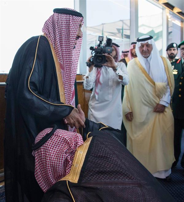 لقطة لولي العهد يقبل قدم خادم الحرمين أثناء وداعه تلفت انتباه متناقليها