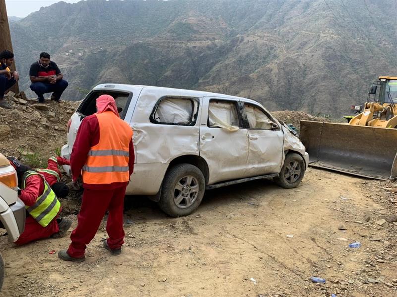 شاهد.. نجاة عائلة سعودية من الموت بعد سقوط سيارتهم في عقبة بسودة عسير   