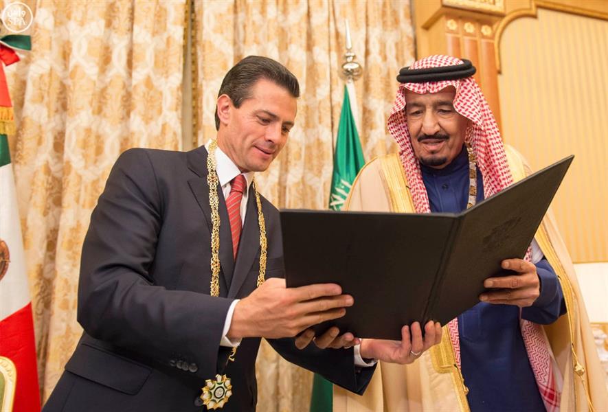 خادم الحرمين يقلد الرئيس المكسيكي قلادة الملك عبدالعزيز ويتقلد وسام نسر الأزتيك