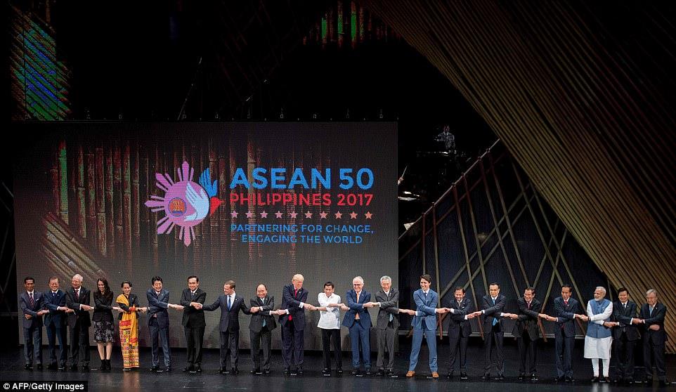 بالصور.. ترامب حائر في مصافحة خلال قمة آسيان