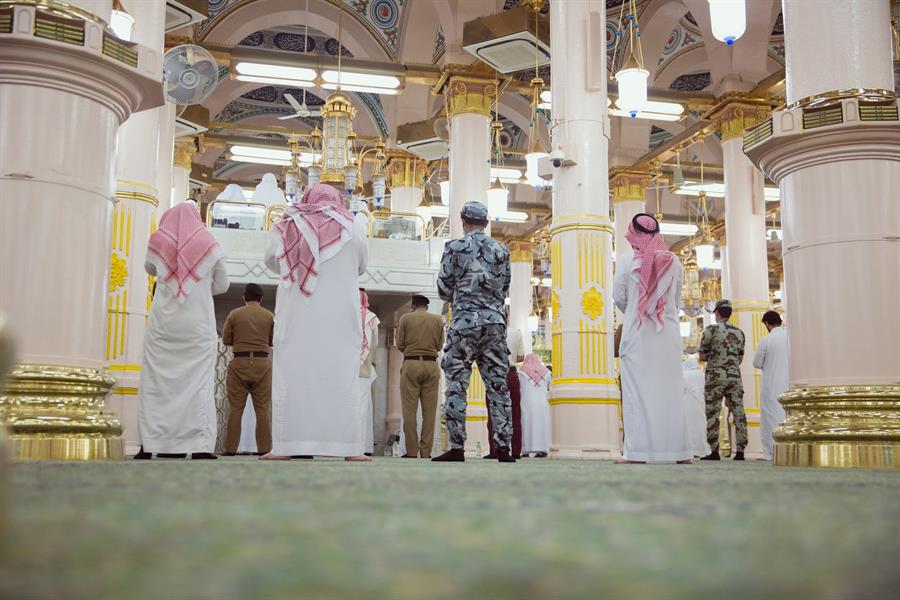  تطبيق التباعد الاجتماعي بين المصلين في المسجد النبوي للوقاية من 