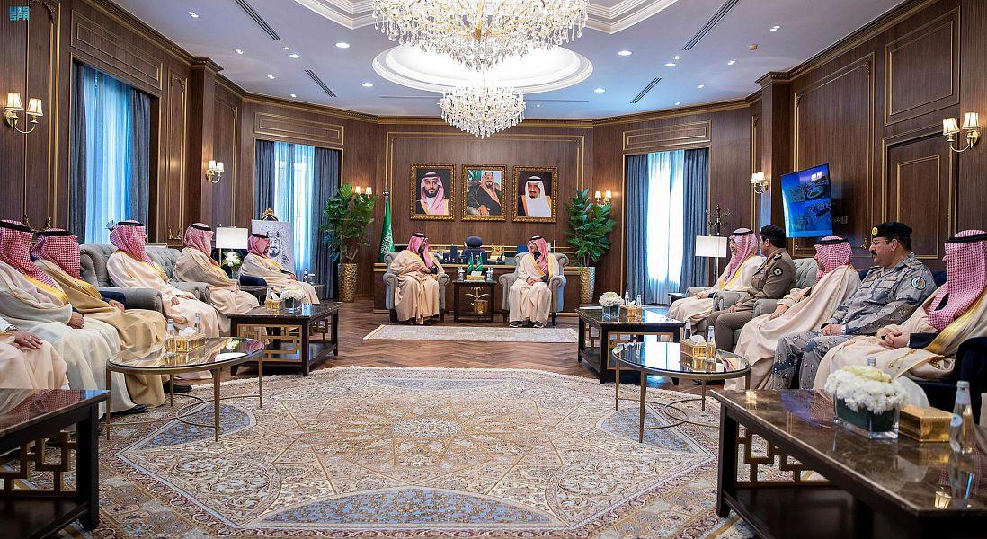 وزير الداخلية يلتقي متقاعدي الوزارة في الحدود الشمالية وزير الداخلية يلتقي متقاعدي الوزارة في الحدود الشمالية