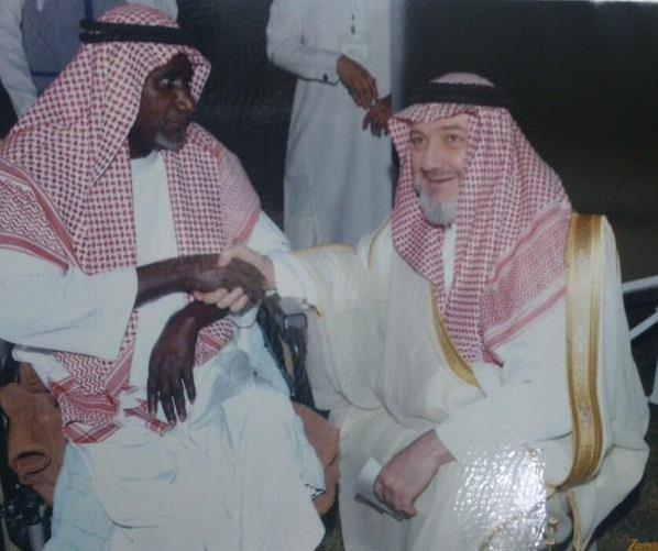 الأمير خالد بن طلال خلال زيارته إلى دار المسنين بالرياض